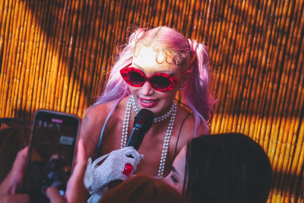 Hande Yener looks hot xxx