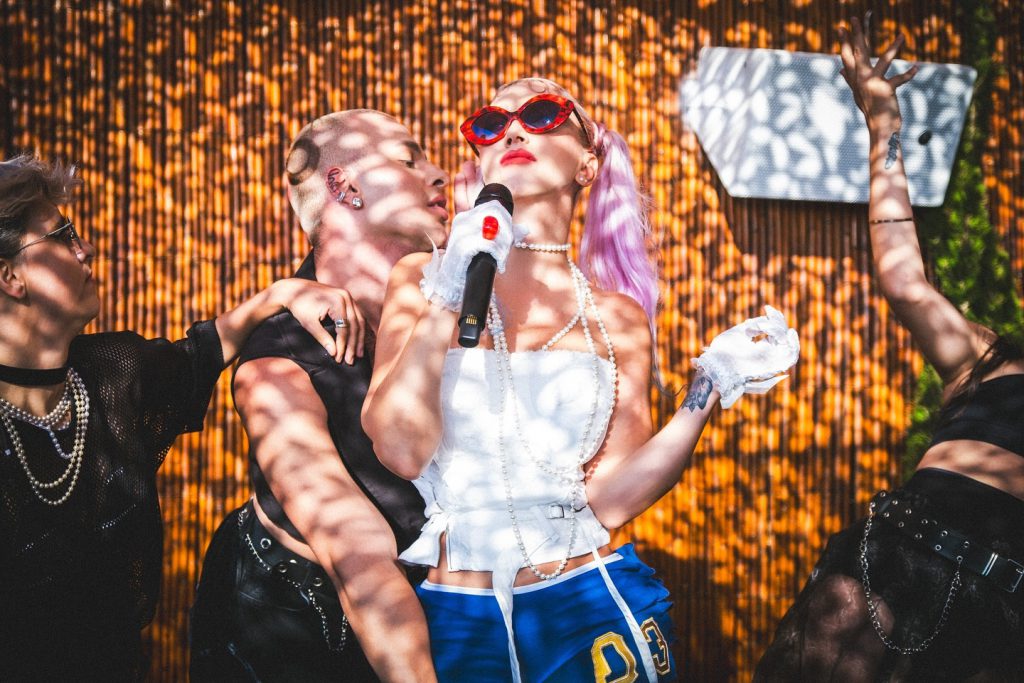 Hande Yener looks nude pics