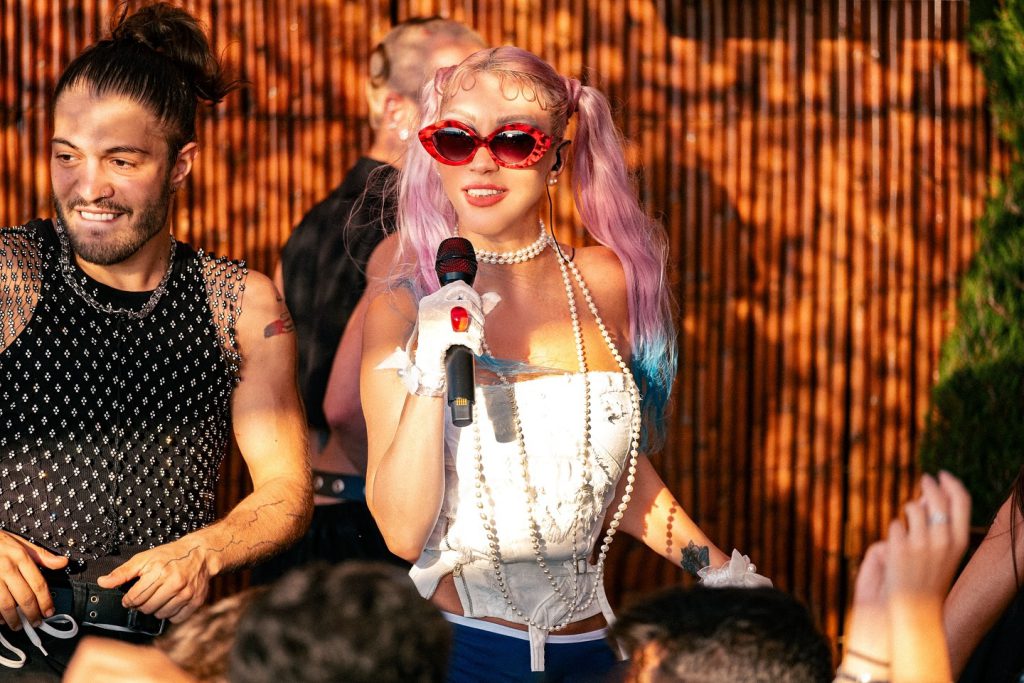 Hande Yener looks nudes