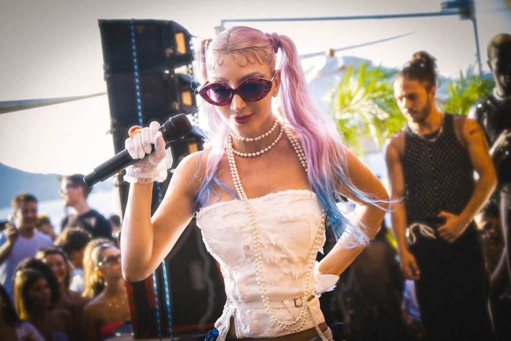 Hande Yener looks pussy