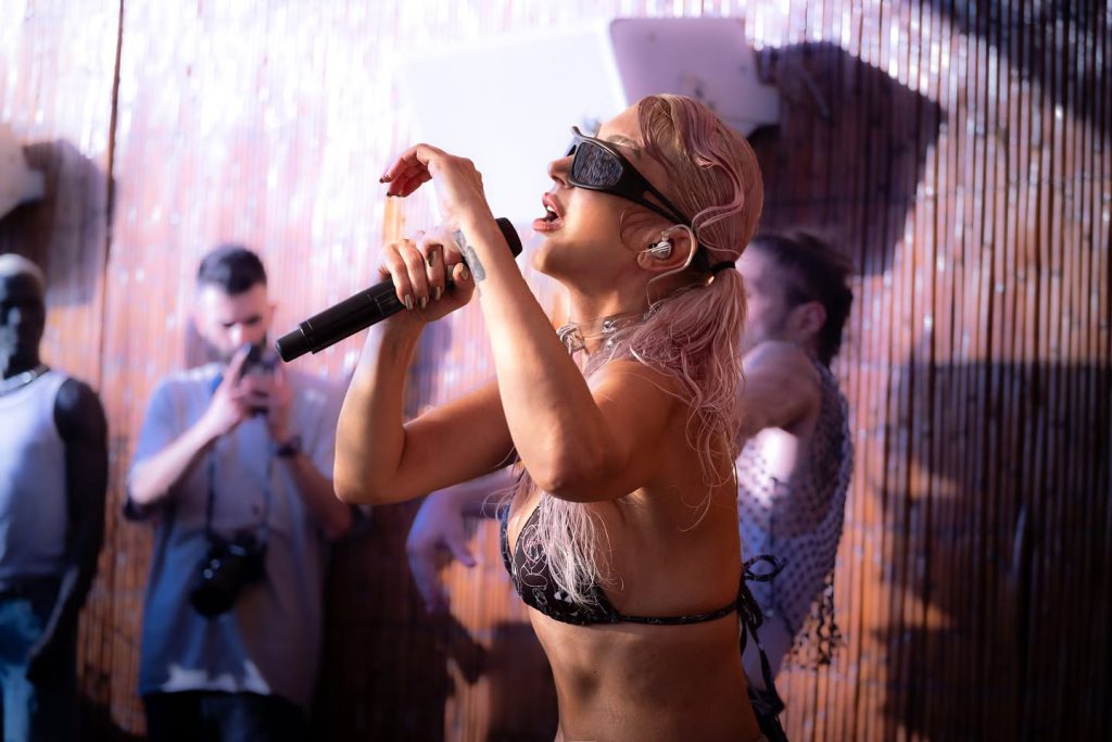 Hande Yener modeling ass