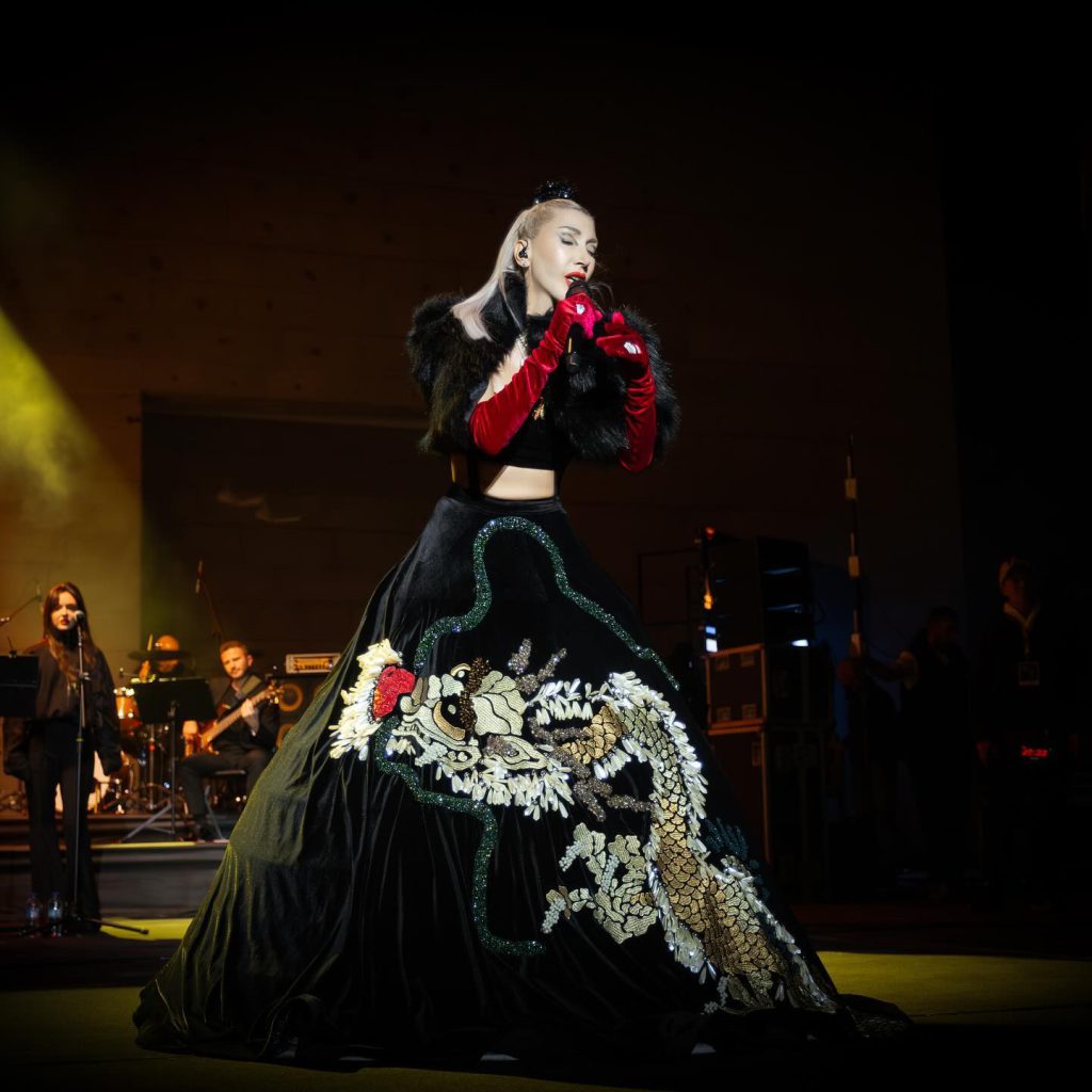 Hande Yener modeling hot images