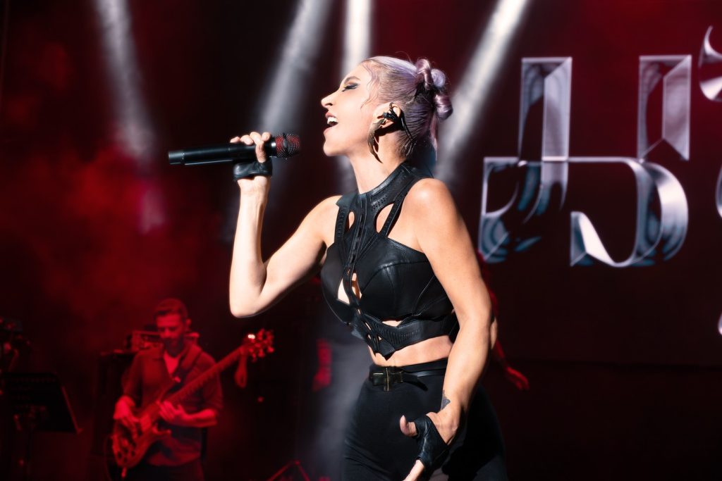 Hande Yener modeling hot pics