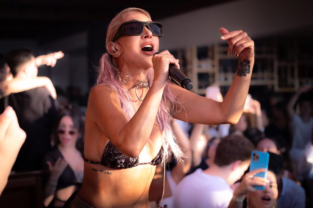 Hande Yener modeling nude