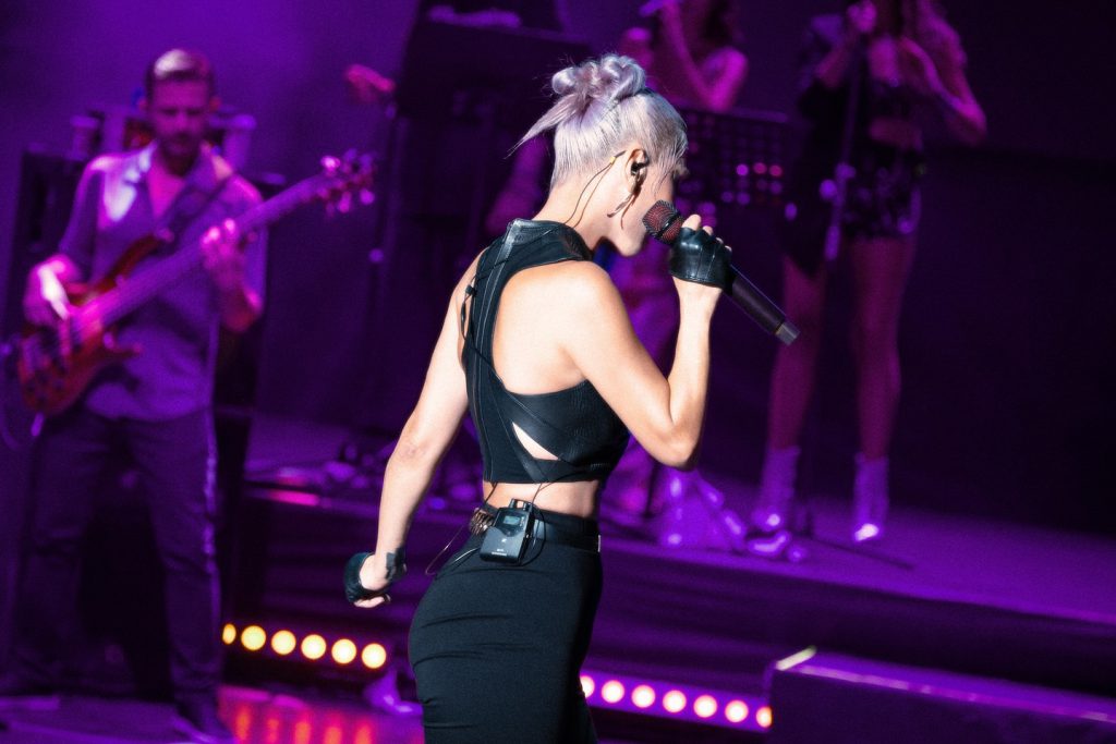 Hande Yener modeling nude pics