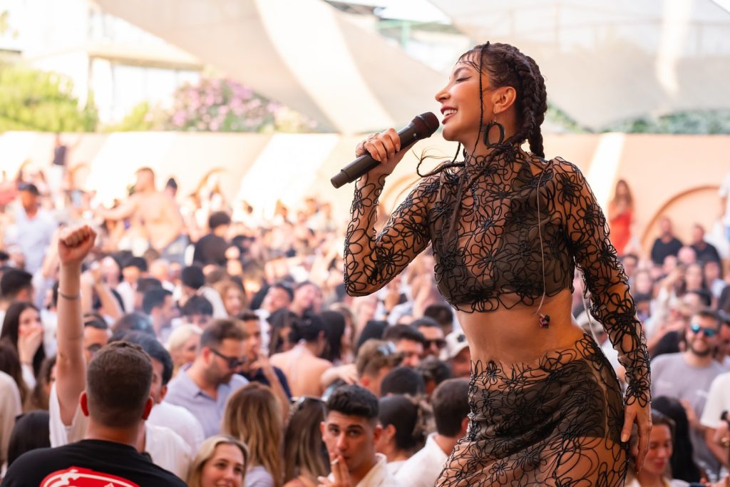 Hande Yener modeling pussy