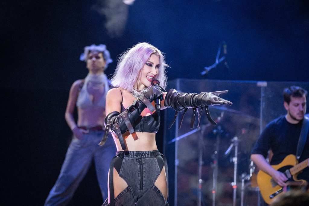 Hande Yener modeling sex