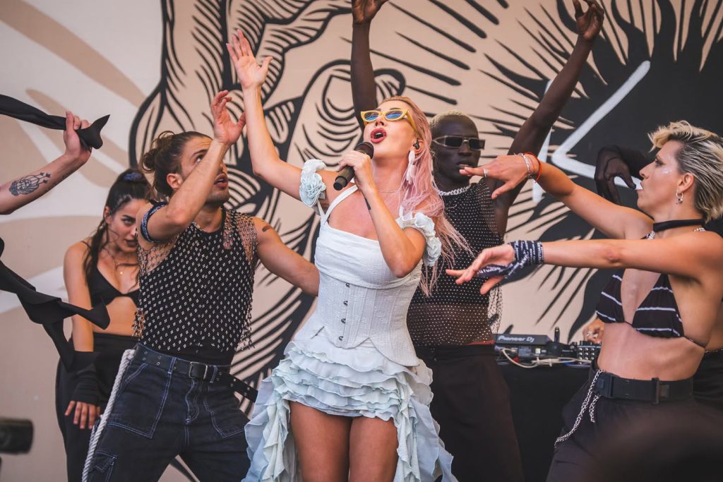 Hande Yener modeling sex scenes