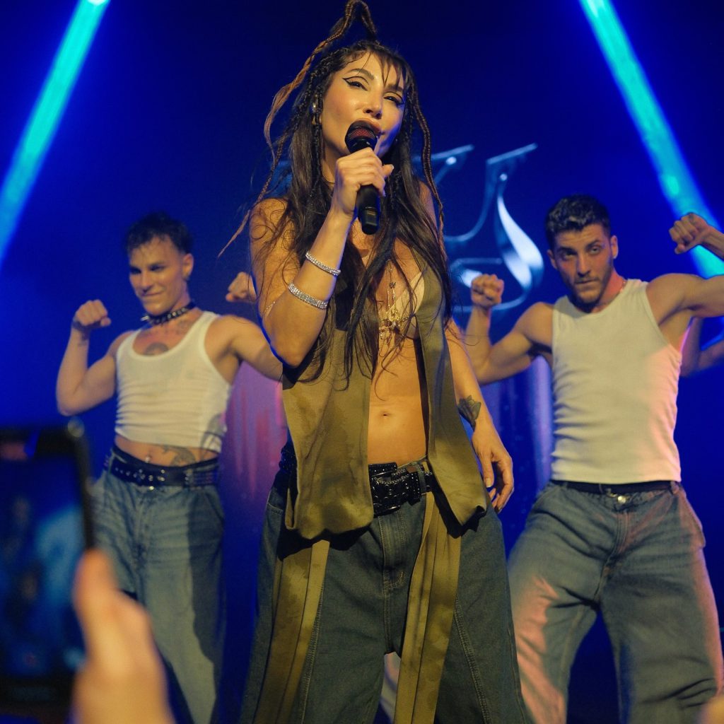 Hande Yener poses ass