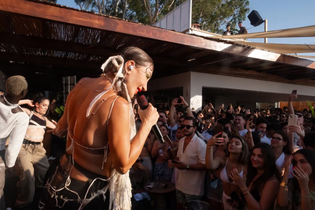 Hande Yener poses boobs