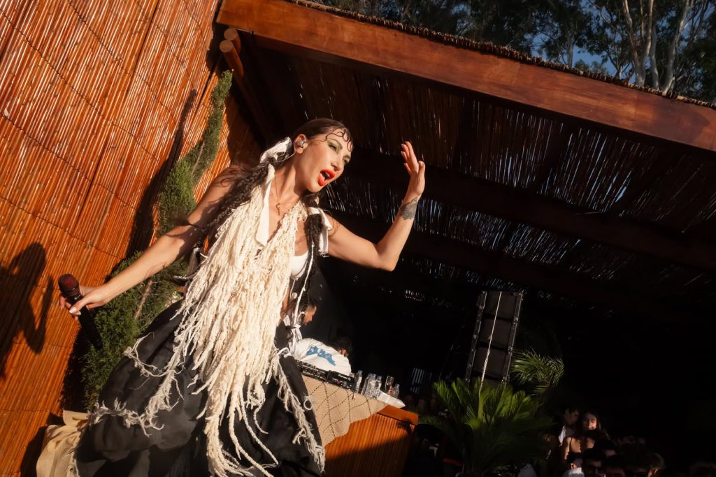 Hande Yener poses hot images