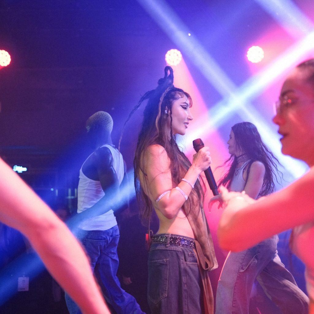 Hande Yener poses porn