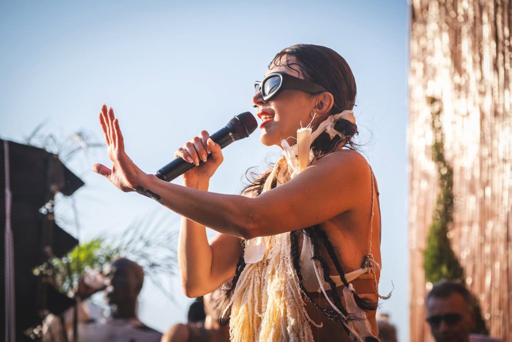 Hande Yener poses pussy