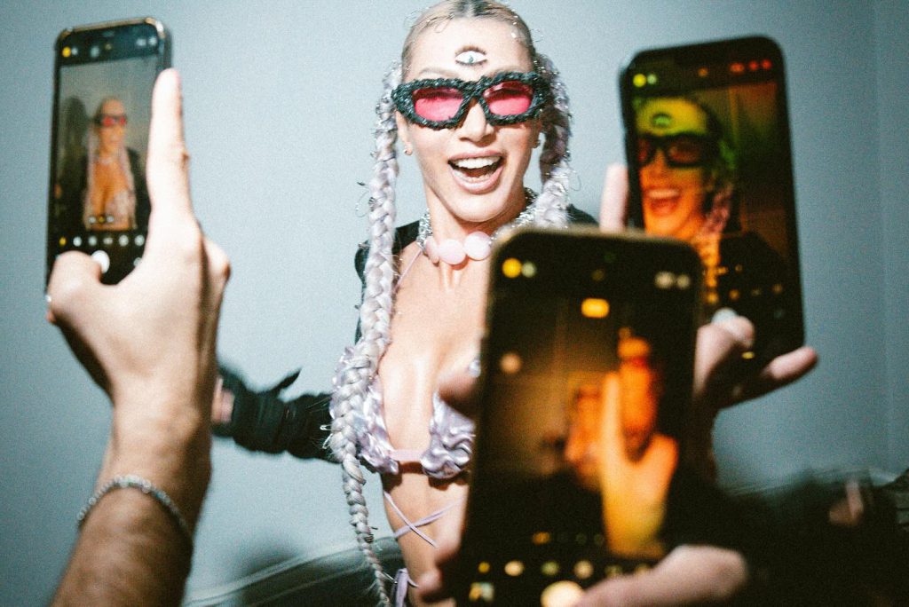 Hande Yener poses sex