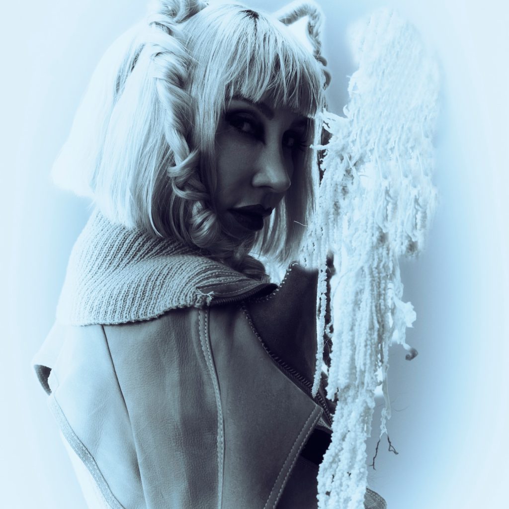 Hande Yener poses sex scenes