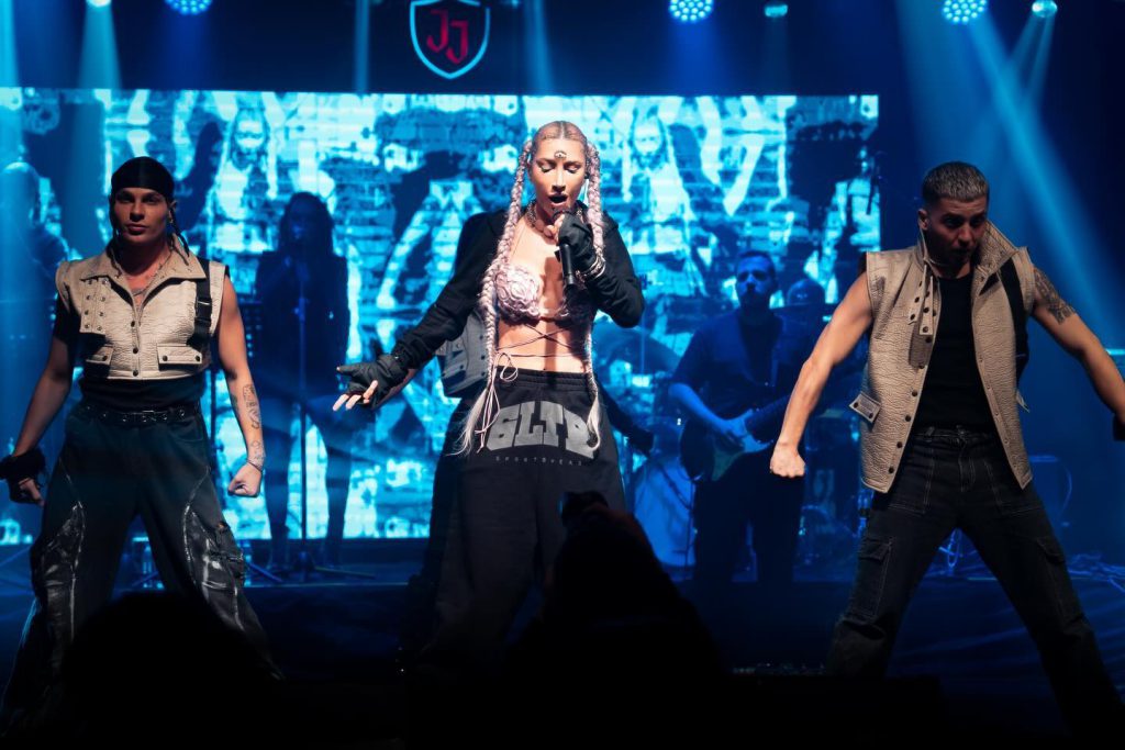 Hande Yener sex scenes