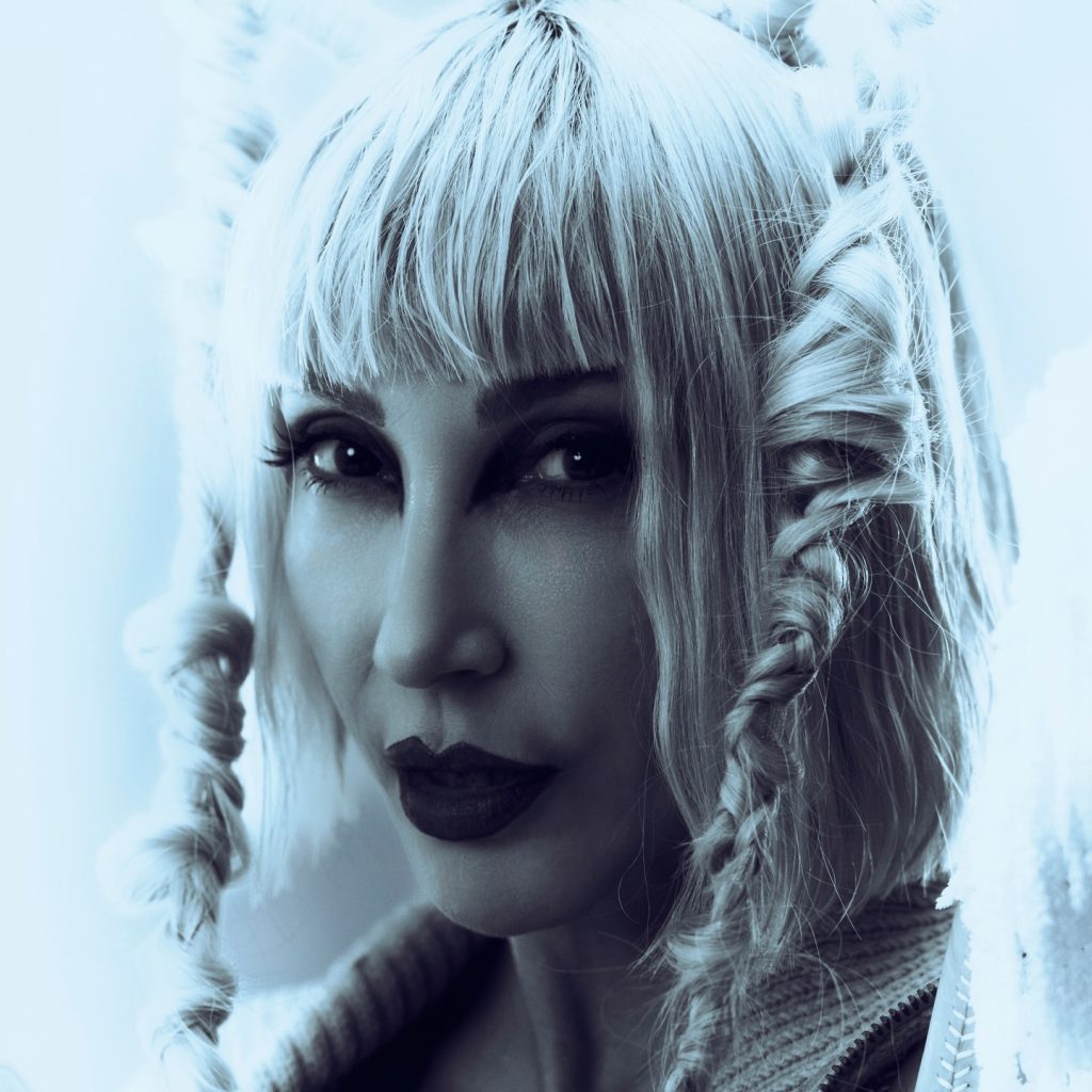 Hande Yener smiles bikini