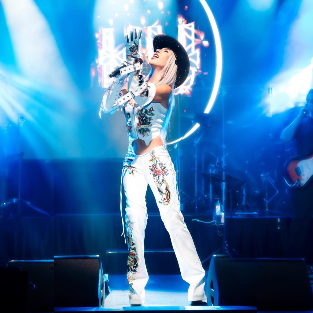 Hande Yener smiles boobs