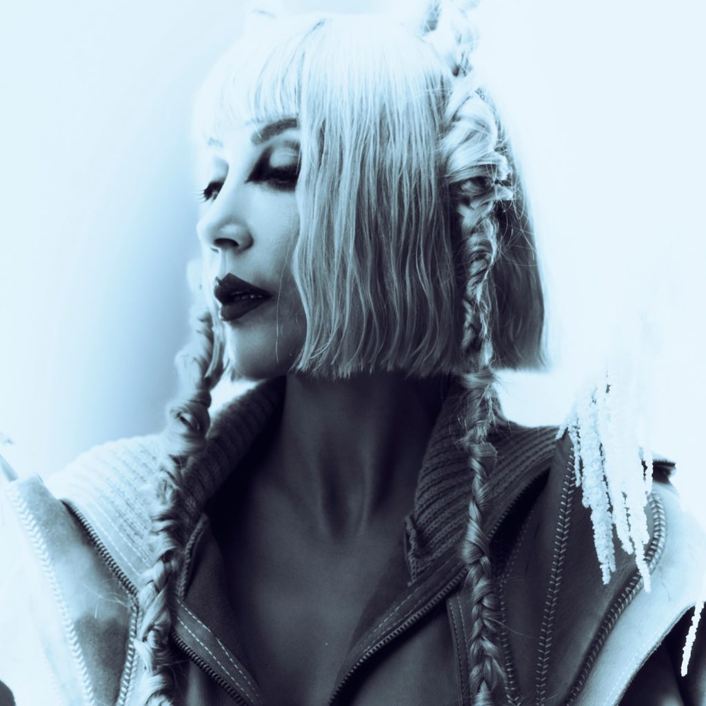 Hande Yener smiles hot