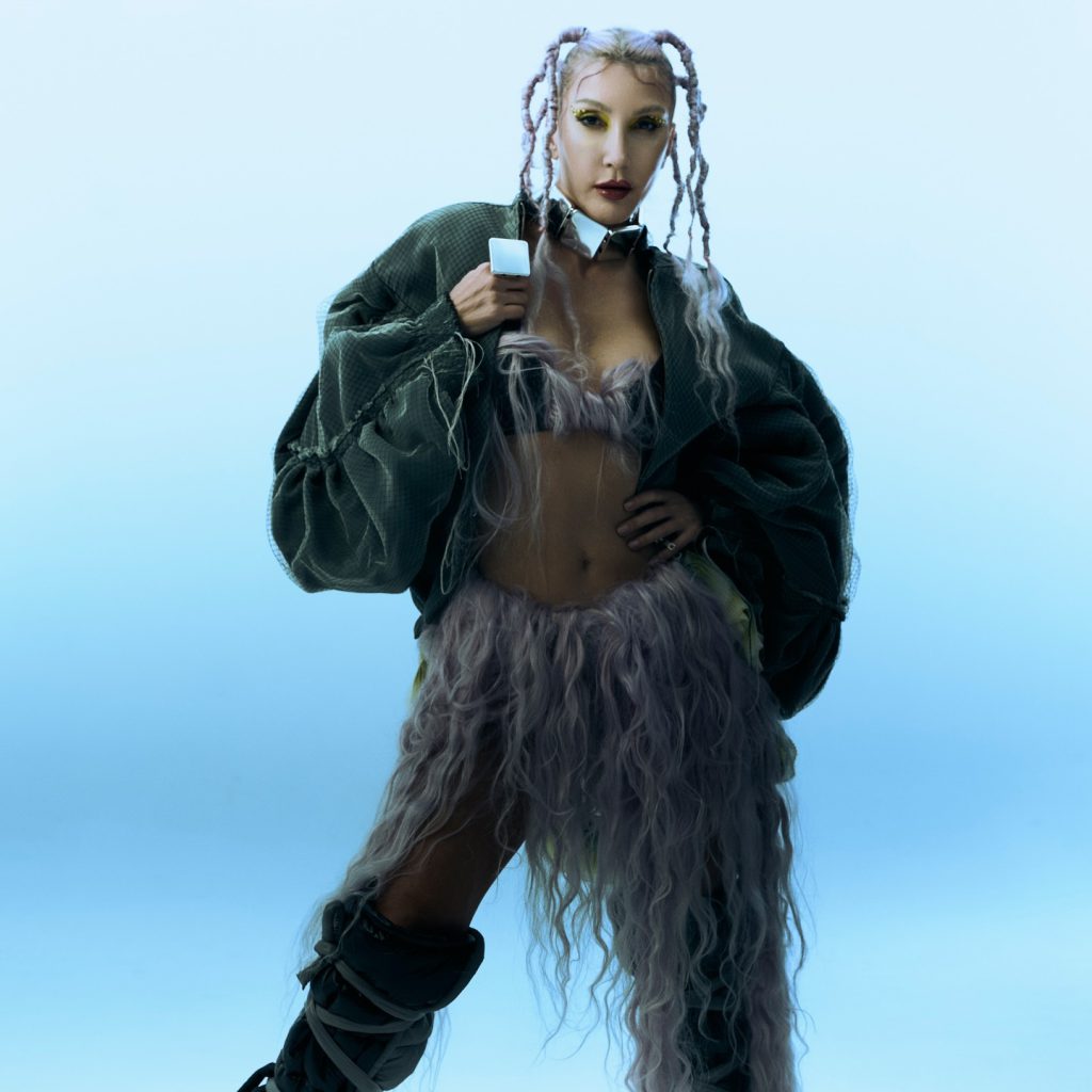 Hande Yener smiles hot bikini