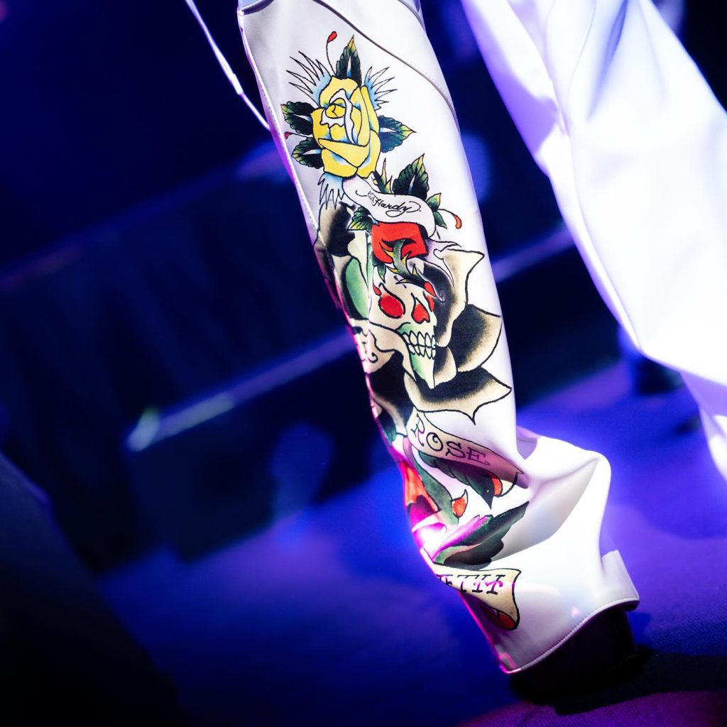 Hande Yener smiles hot photos