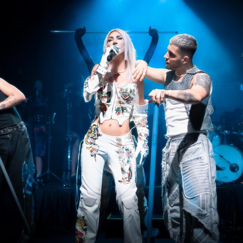 Hande Yener smiles nude