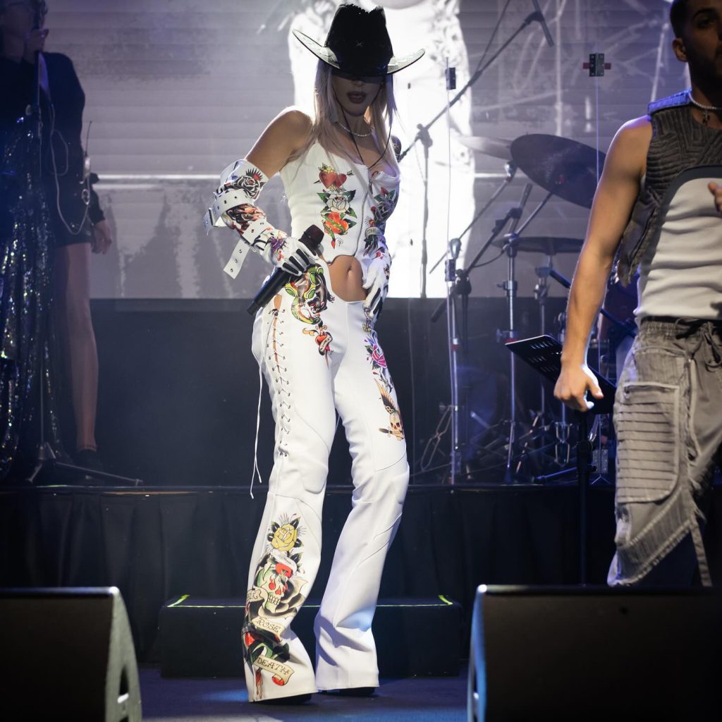 Hande Yener smiles porn