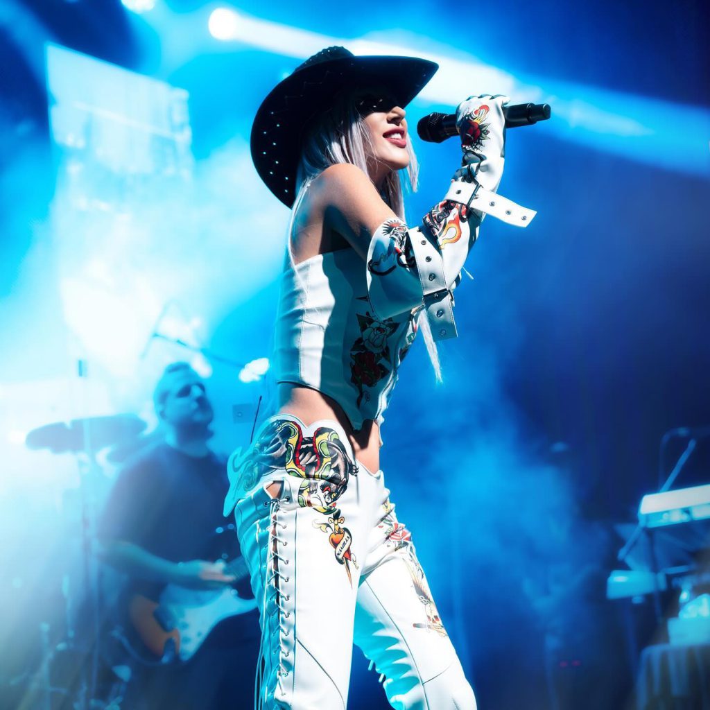 Hande Yener smiles pussy