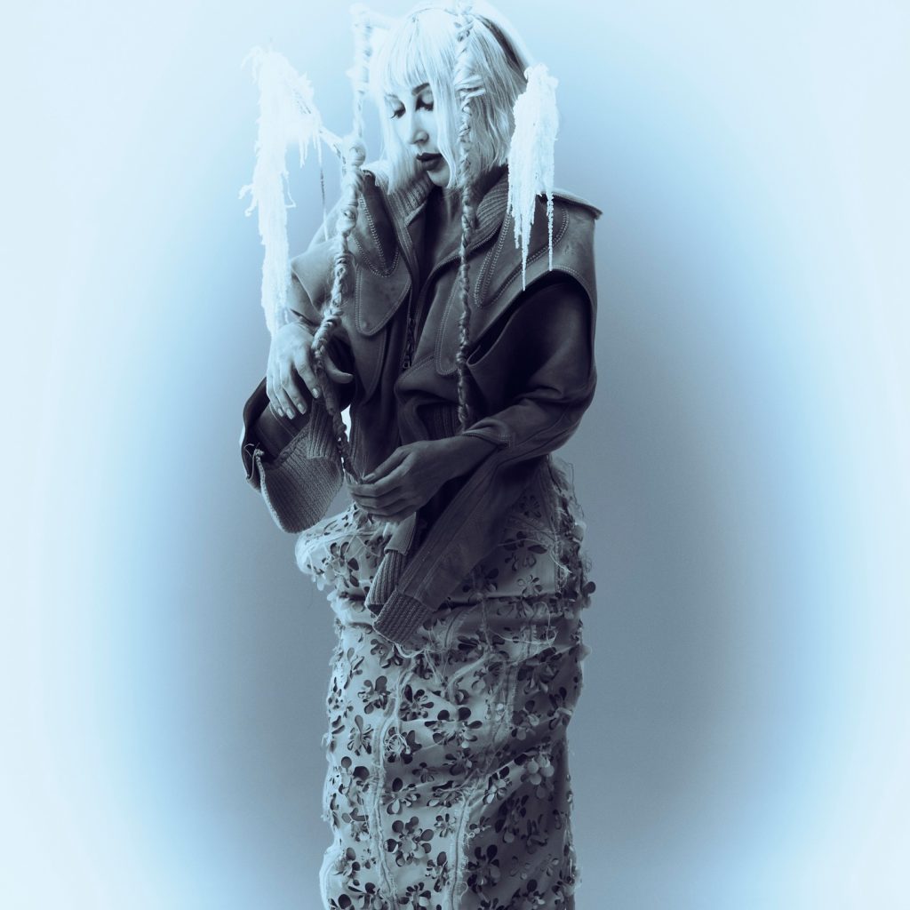 Hande Yener smiles sex