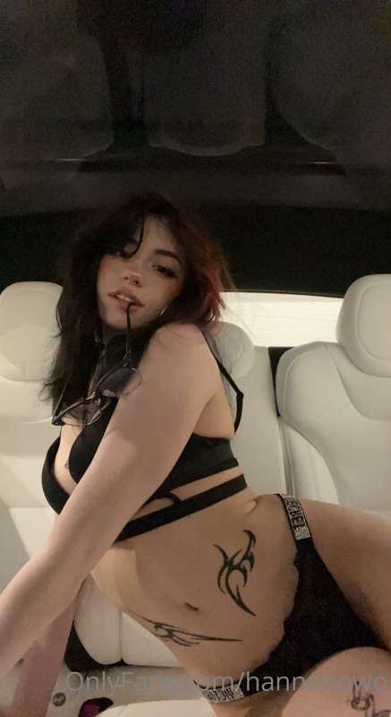 Hannah Owo poses naked