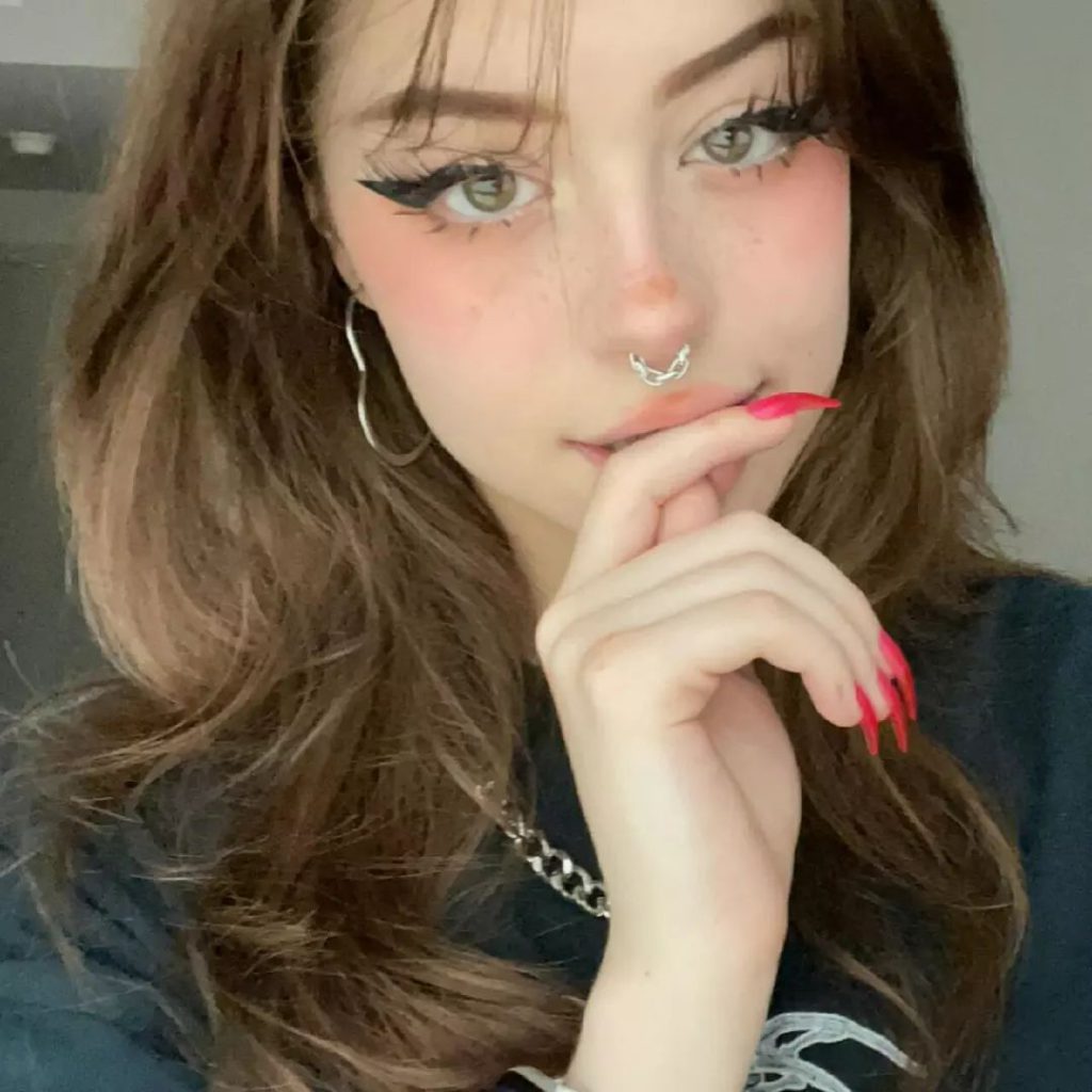 Hannah Owo smiles nude