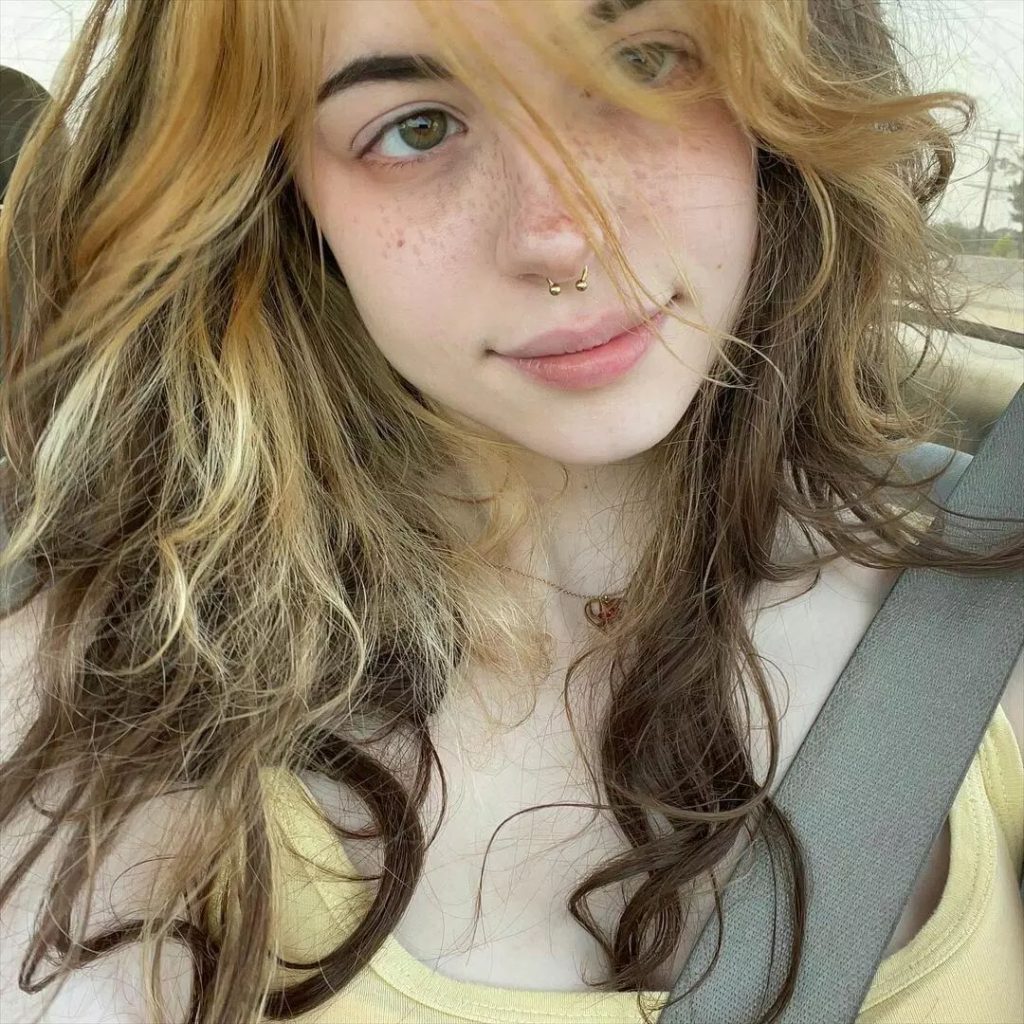 Hannah Owo smiles sexy