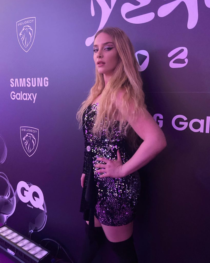 Hayal Köseoğlu boobs