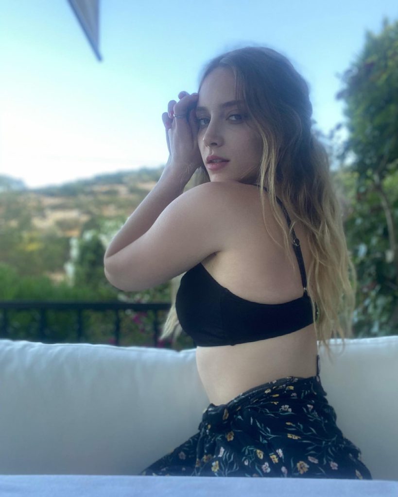 Hayal Köseoğlu depicts fire hot