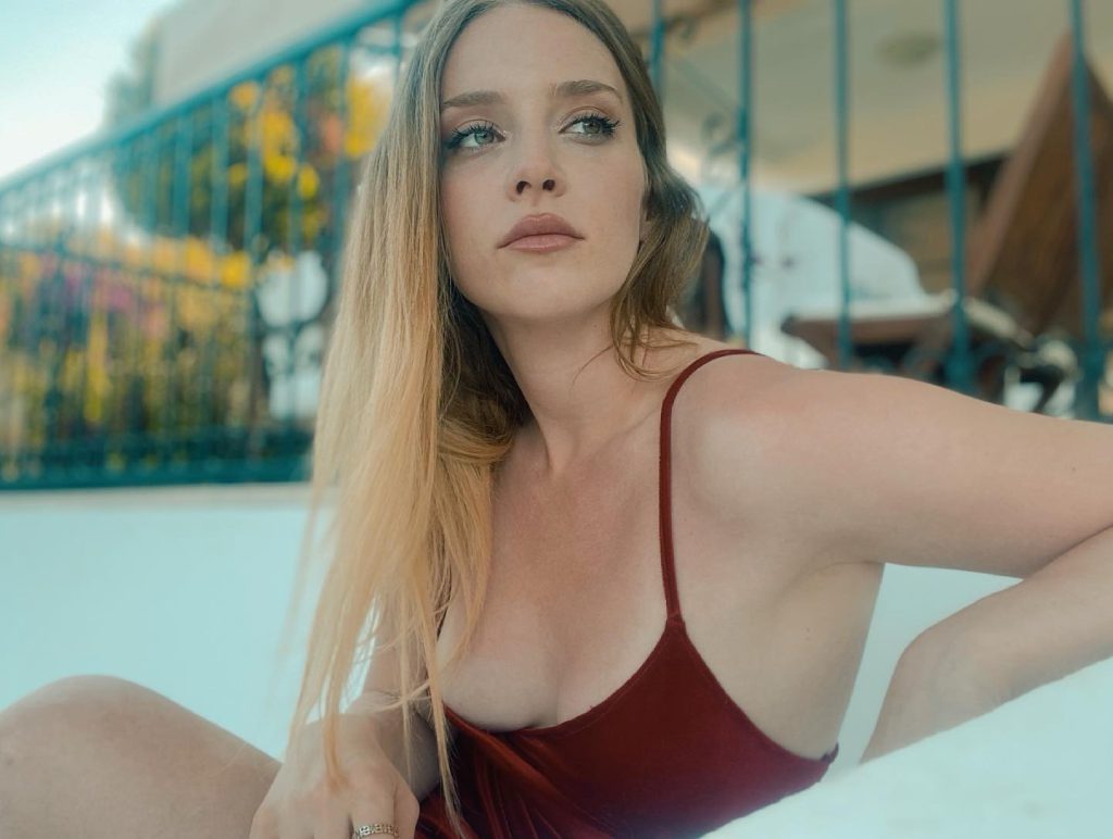 Hayal Köseoğlu looks hot pics