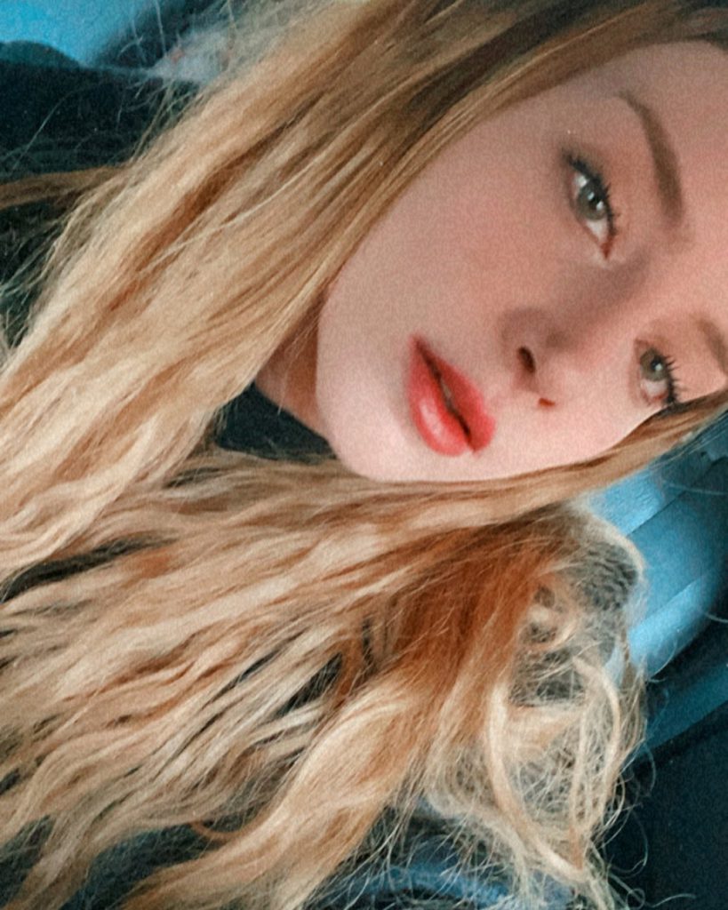 Hayal Köseoğlu looks naked