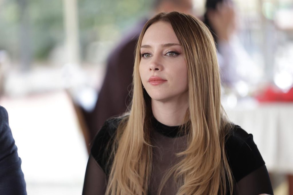 Hayal Köseoğlu looks nude