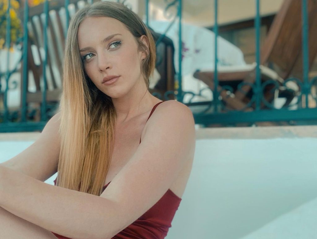 Hayal Köseoğlu looks nude pics