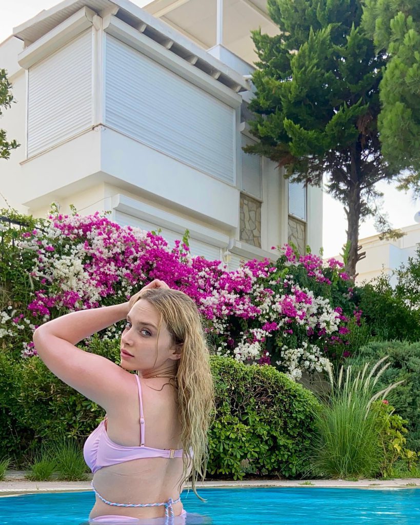 Hayal Köseoğlu modeling ass