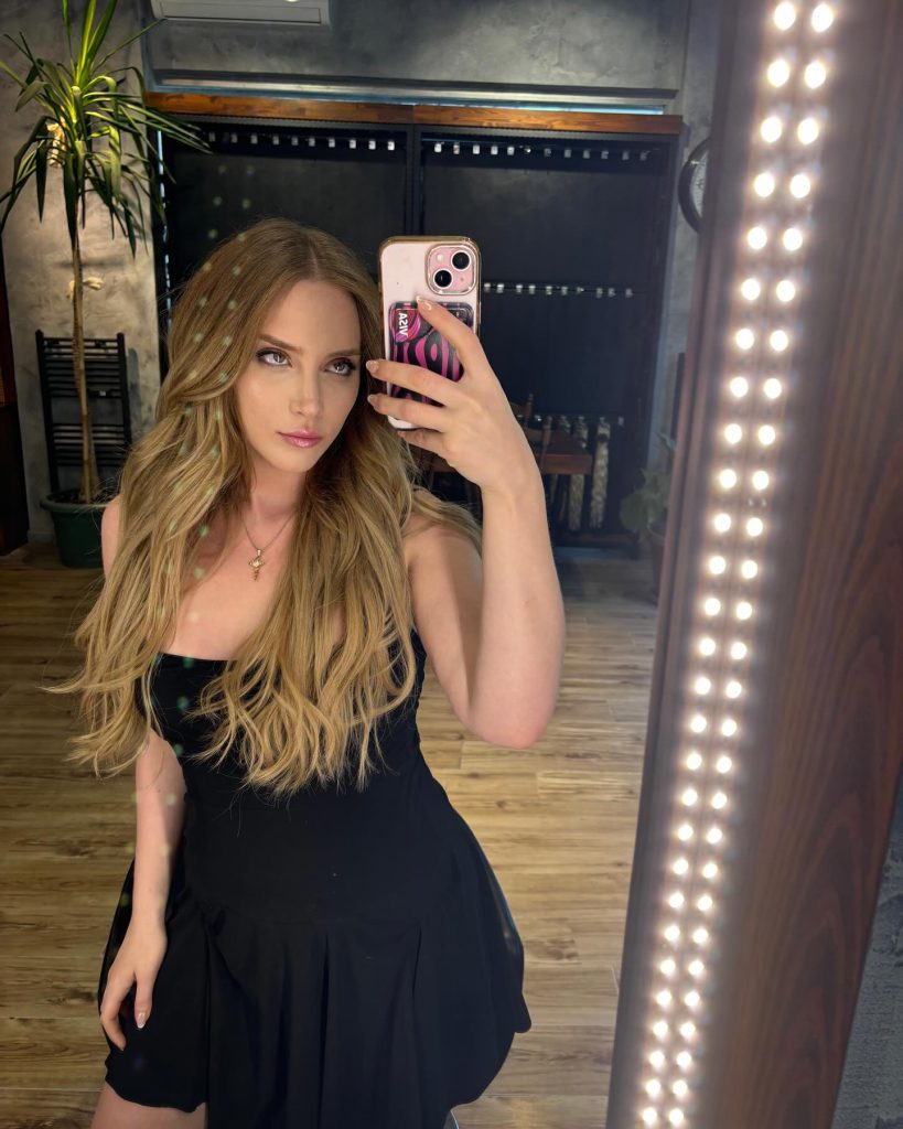 Hayal Köseoğlu modeling boobs