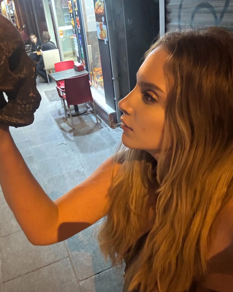 Hayal Köseoğlu modeling pussy