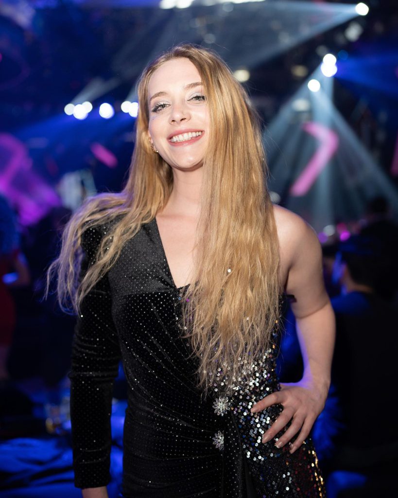 Hayal Köseoğlu poses fuck