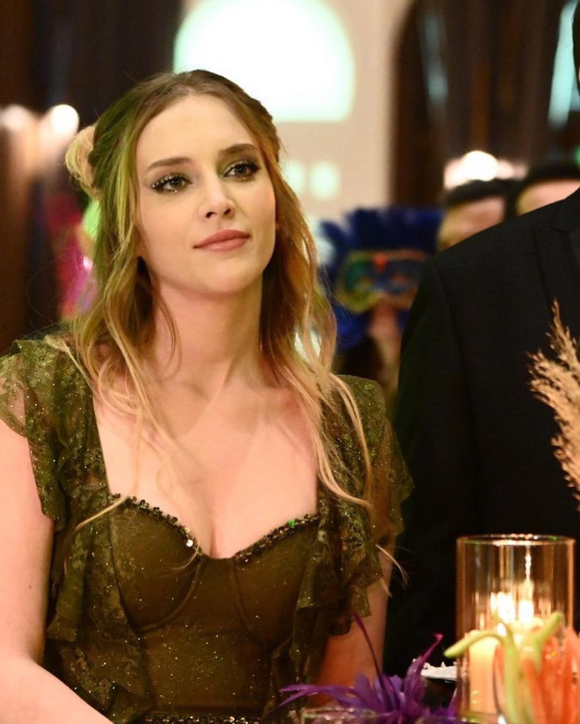 Hayal Köseoğlu poses hot bikini