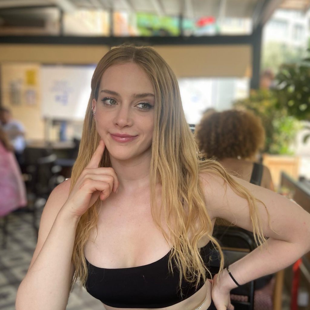 Hayal Köseoğlu poses porn