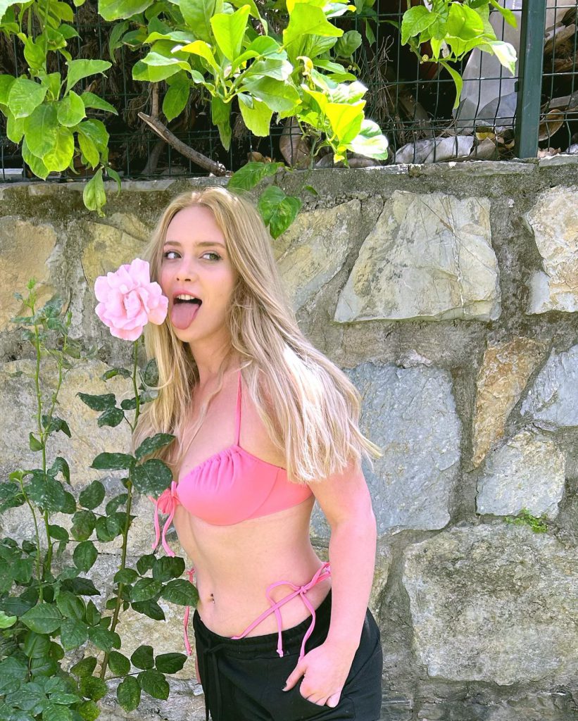 Hayal Köseoğlu slut boobs