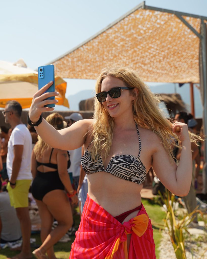 Hayal Köseoğlu smiles hot photos