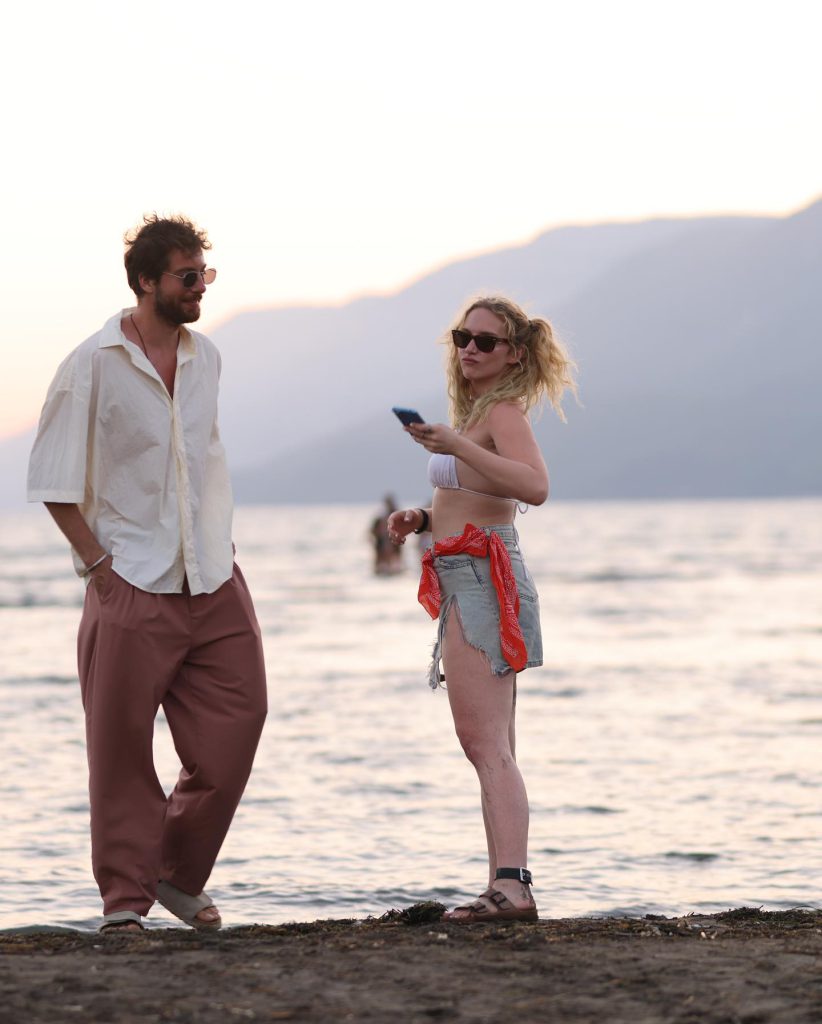 Hayal Köseoğlu smiles nude pics