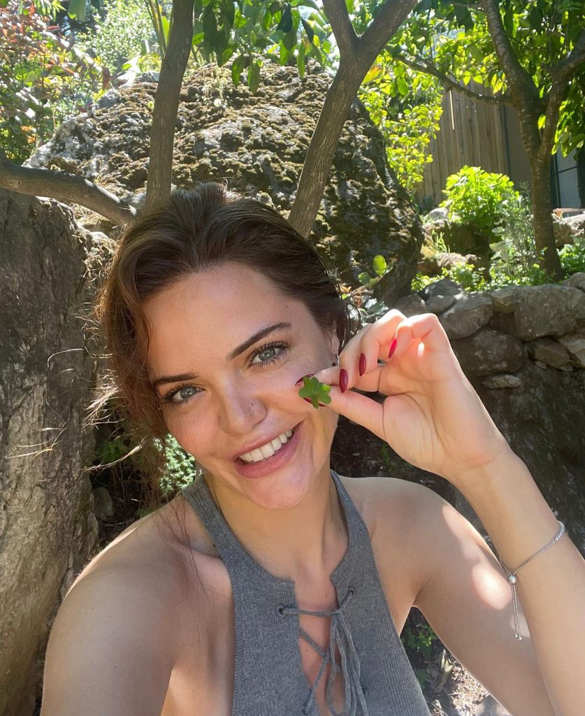 Hilal Altınbilek ardent bikini