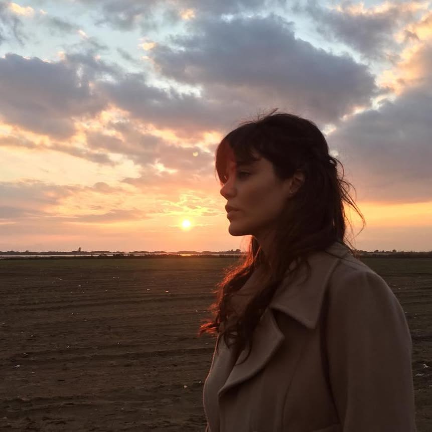 Hilal Altınbilek depicts fire hot