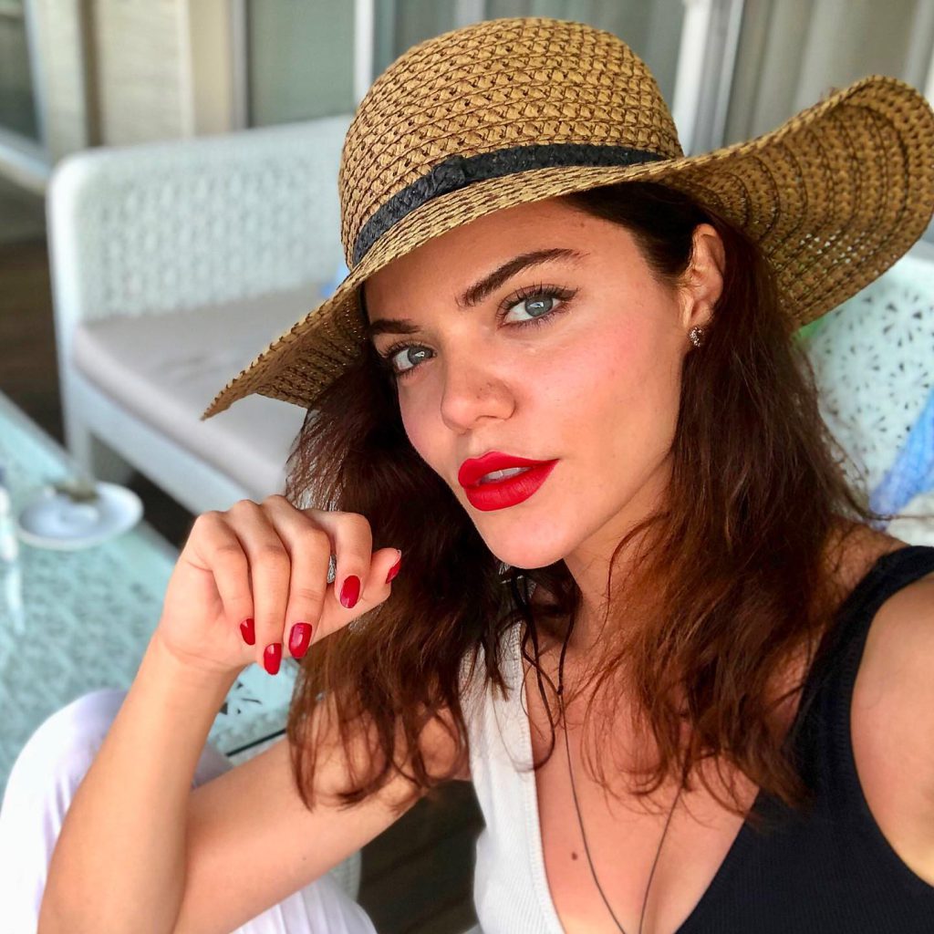 Hilal Altınbilek looks hot pics